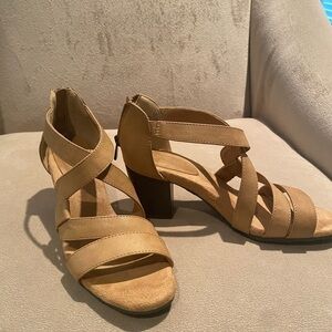 Easy street Sz 7.5 flex sole heeled sandals